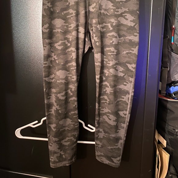 Fabletics Camo capris - Picture 2 of 5
